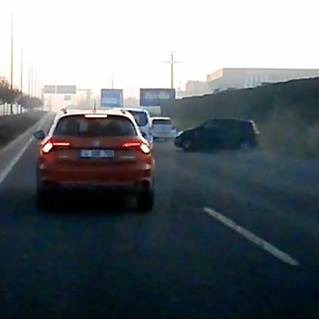 Bolu'da kaza anı güvenlik kamerasında: Makasa giren araç kazaya neden olmuş