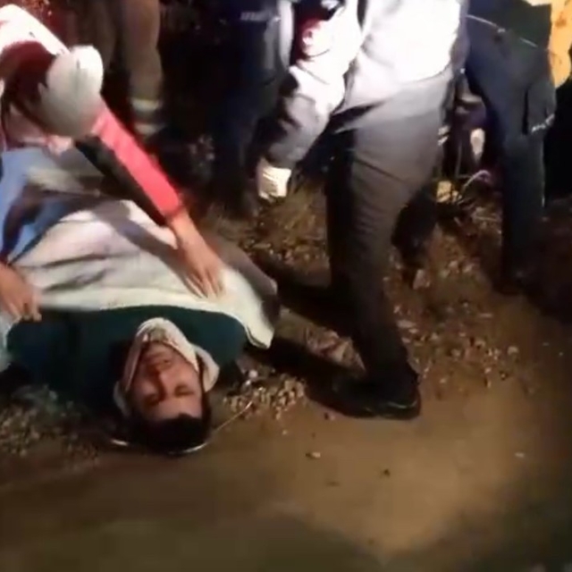 Uçuruma yuvarlanan motosikletliyi ekipler kurtardı