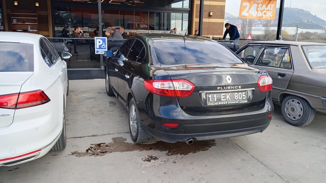 Vali, engelli park yerine resmi araç bırakan sürücüye ceza kestirdi