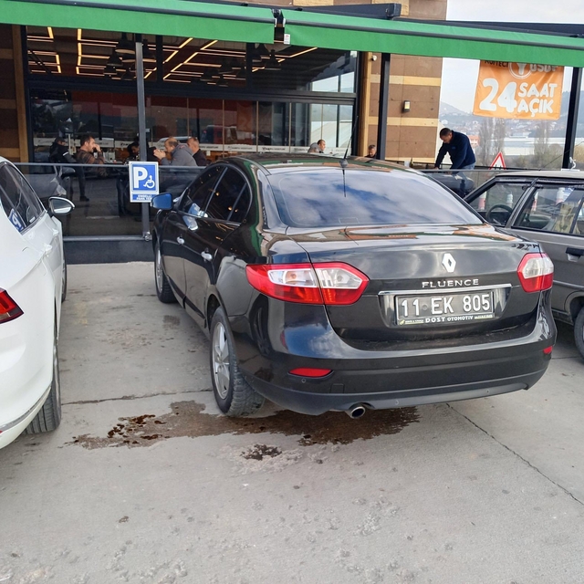 Vali, engelli park yerine resmi araç bırakan sürücüye ceza kestirdi