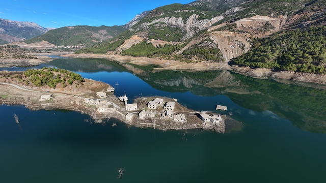 Kuraklık Kıbrıs'a içme suyu sağlayan barajı da vurdu: Su altındaki köy ortaya çıktı
Mersin'in Anamur ilçesinde bulunan Kıbrıs'a içme suyu sağlayan Alaköprü Barajı'nda sular yaklaşık yüzde 80'e yakın azalınca köy evleri ile cami tamamen ortaya çıktı