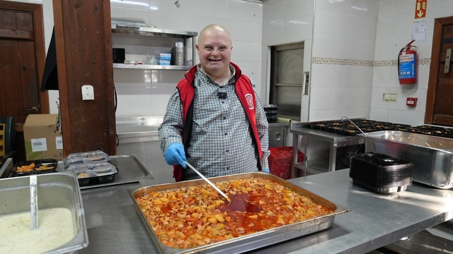 Gürsu'nun gülen yüzü Mesut, yemek dağıtımda