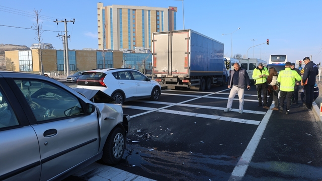 Kırmızı ışıkta bekleyen araca çarptı: 3 yaralı