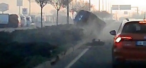 Makas atan aracın çarptığı otomobil devrildi; kaza kamerada