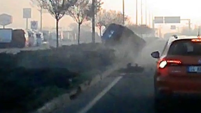 Makas atan aracın çarptığı otomobil devrildi; kaza kamerada