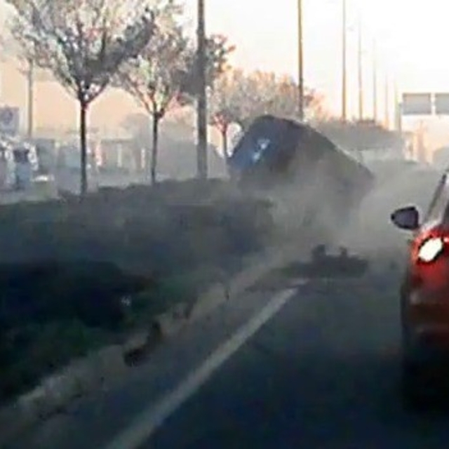 Makas atan aracın çarptığı otomobil devrildi; kaza kamerada