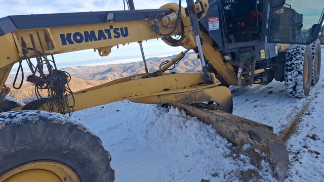 Elazığ'da yüksek kesimlerde karla mücadele çalışması