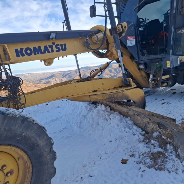 Elazığ'da yüksek kesimlerde karla mücadele çalışması