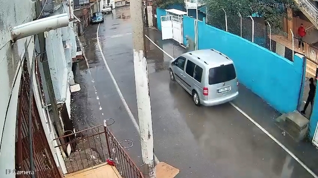 Aracıyla husumetlisini ezmeye çalıştı; o anlar kamerada