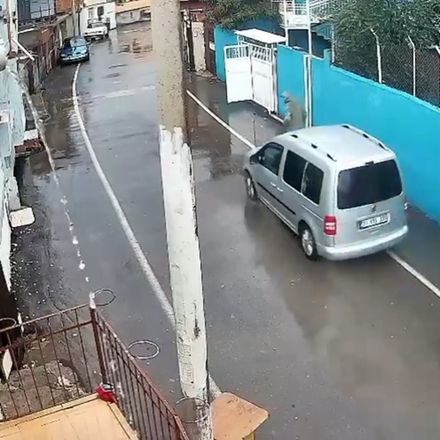 Aracıyla husumetlisini ezmeye çalıştı; o anlar kamerada