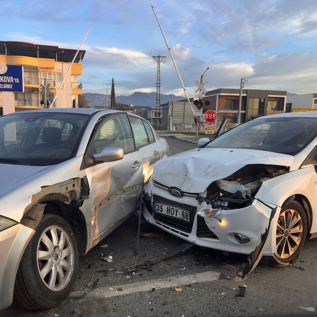 İncirliova'da otomobiller çarpıştı: 1 yaralı