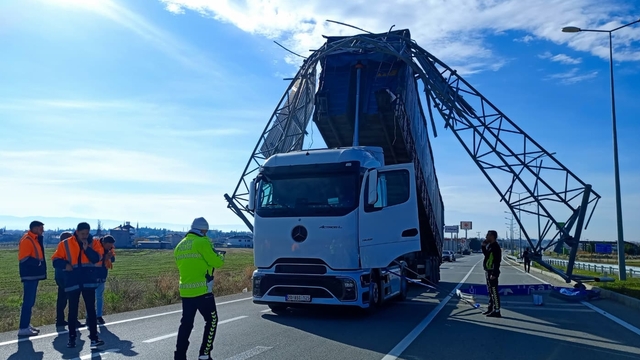 Denizli'de açık unutulan tırın dorsesi trafik levhasına çarptı