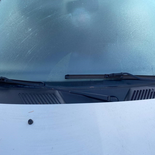 Bolu'da soğuktan araçların camları buz tuttu