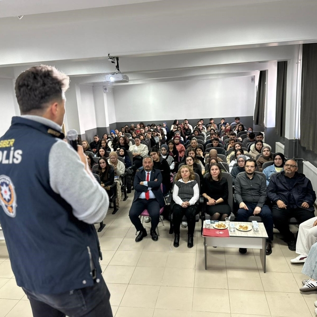 Polisten 500 öğrenciye SİBERAY egitimi