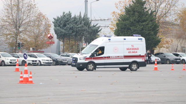 Kayseri'de 'ambulans rallisi' düzenlendi