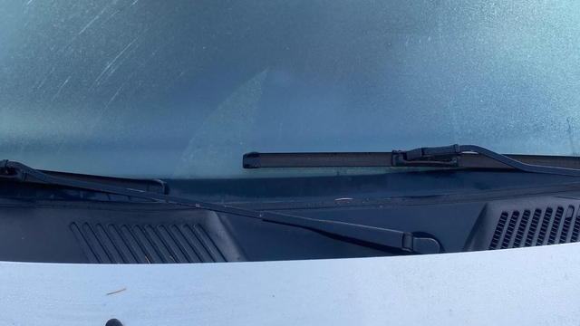 Bolu'da soğuktan araçların camları buz tuttu