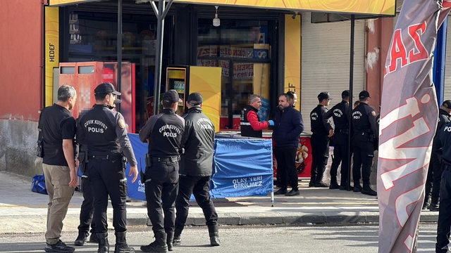 Mersin'de dehşet: Önce anne oğulu ardından büfeciyi öldürdü
Akli dengesi yerinde olmadığı ileri sürülen bir kişi önce aynı binada oturan anne ile oğlu öldürdü ardından da taksiyle geldiği tekel bayinin işletmecisini ücretsiz alkollü içki vermediği için öldürdü
Kaçan şüpheli polisin çalışmasıyla birlikte suç aleti tabanca ile yakalandı