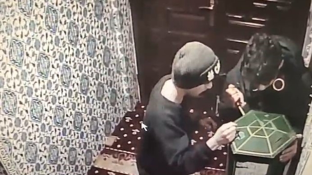 Camideki bağış kutusunu açamayan acemi hırsızlık şüphelileri kamerada
Tornavidayla bağış kutusunu açamayınca kayıplara karıştılar