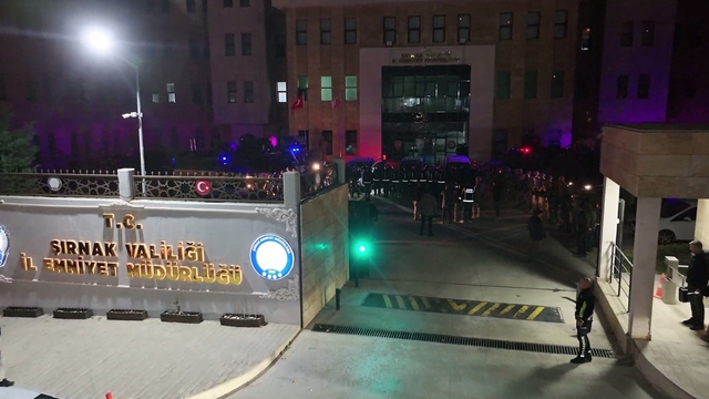 Şırnak'ta zehir tacirlerine nefes kesen şafak operasyonu
25 adrese düzenlenen baskında 20 şüpheli kıskıvrak yakalandı