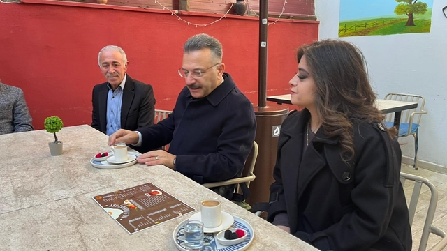 Vali Aksoy, işitme engelli genç girişimci kadının açtığı işletmede sabah kahvesini içti
Sağlanan destekle kendi işletmesini açan Hande Hanife Güler büyük mutluluk yaşadı