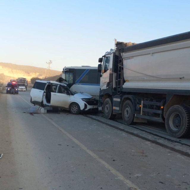 Hafif ticari araçla minibüs çarpıştı: 1 ölü