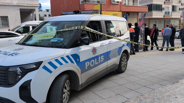 Önce komşusu anne ve oğlunu, ardından büfeciyi öldürdü; vurularak yakalandı