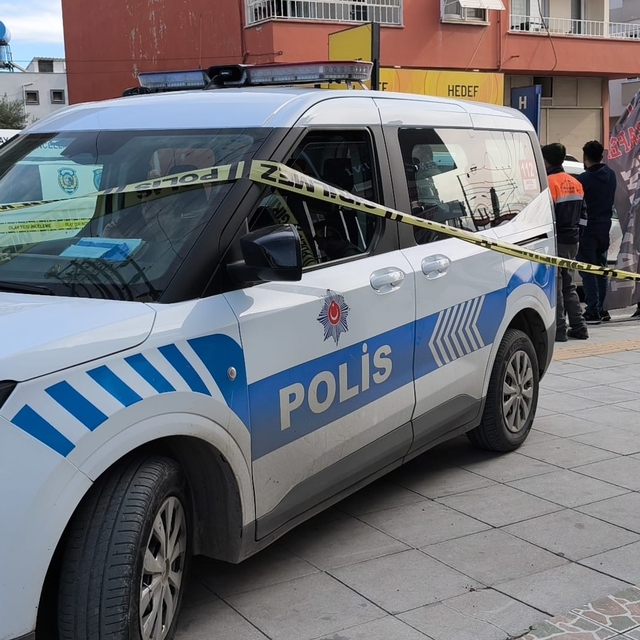 Önce komşusu anne ve oğlunu, ardından büfeciyi öldürdü; vurularak yakalandı