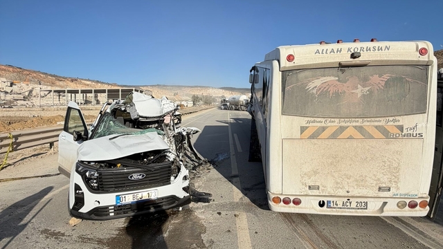 Mersin'de midibüsle çarpışan hafif ticari aracın sürücüsü hayatını kaybetti