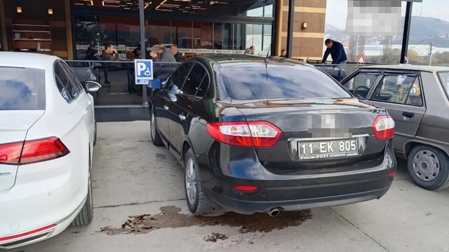 3 Aralık Dünya Engelliler Günü'nde engelli yerine park eden resmi araca ceza