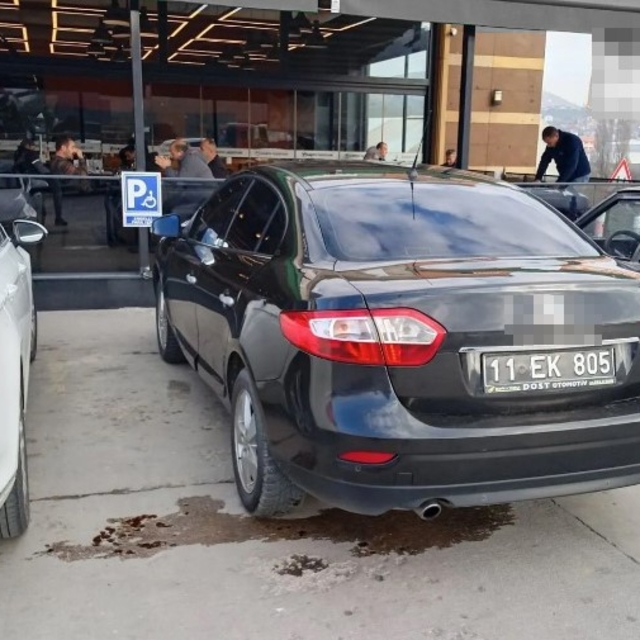 3 Aralık Dünya Engelliler Günü'nde engelli yerine park eden resmi araca cez...