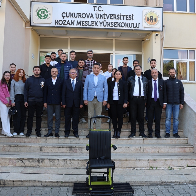 Kozan Meslek Yüksekokulu'nun merdivenlerindeki engel belediye işbirliği ile...
