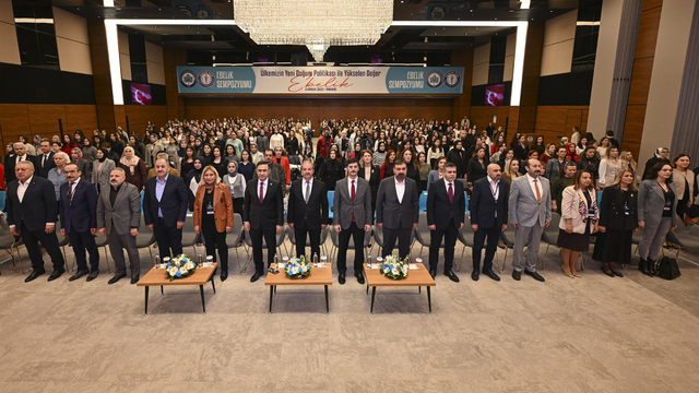 Sağlık-Sen, "Doğum Politikası ile Yükselen Değer: Ebelik" sempozyumu düzenledi