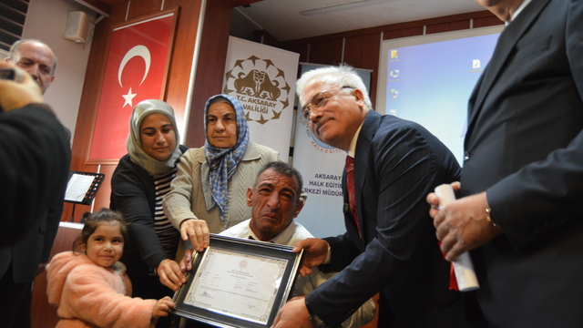 44 yaşında okuma-yazma öğrendi; belgesini alırken gözyaşlarını tutamadı