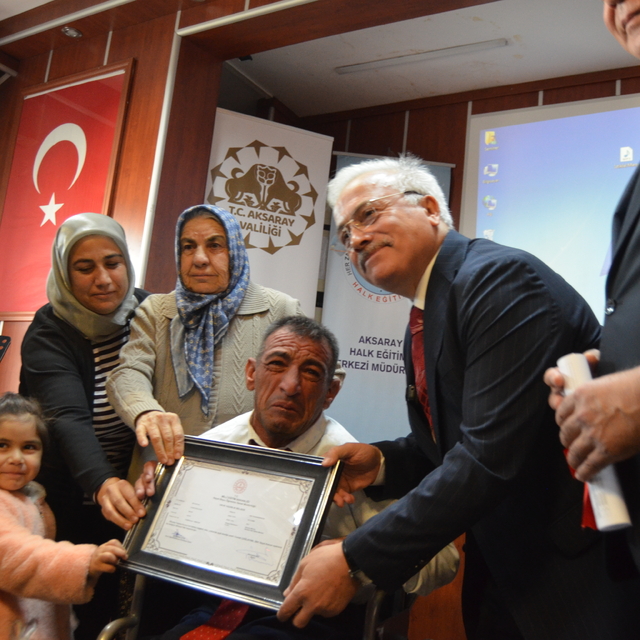 44 yaşında okuma-yazma öğrendi; belgesini alırken gözyaşlarını tutamadı