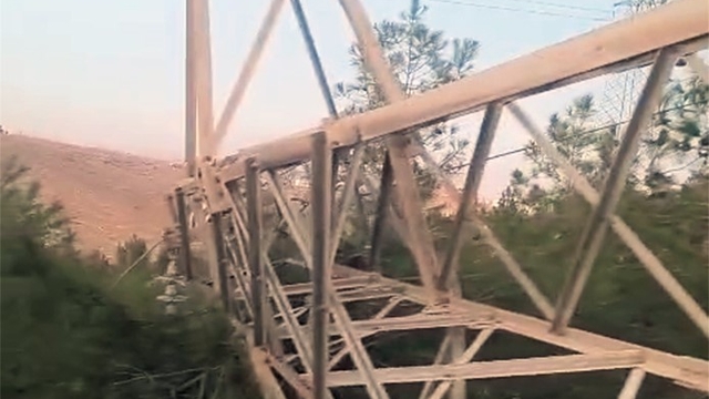 Şanlıurfa'da direk hırsızları bölgeyi elektriksiz bıraktı