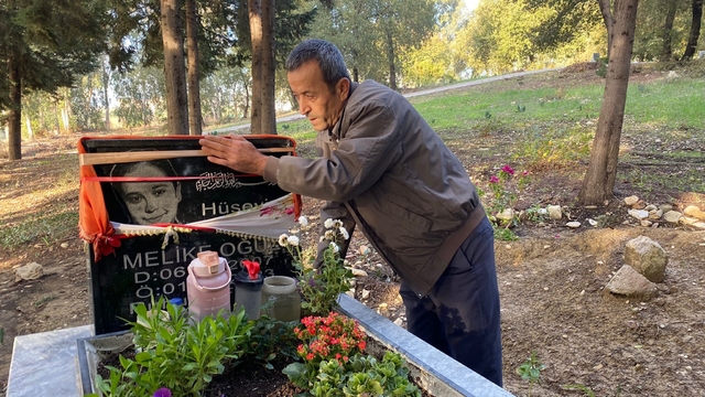 Motosikletle okula götürdüğü kızını kazada kaybetti, mezarına diktiği çiçeklere hırsızlar musallat oldu
16 yaşında kazada ölen lise öğrencisi Melike'yi mezarında rahat bırakmadılar, baba mezara güvenlik kamerası sistemi kurdu
Hırsızlık şüphelilerine seslenen baba: "Ben ekiyorum onlar çalıyor. Çalındıkça ciğerim parçalanıyor"
"Gelsinler ne kadar çiçek istiyorlarsa alıvereyim. Yeter ki mezarın üzerindeki çiçekleri çalmasınlar"