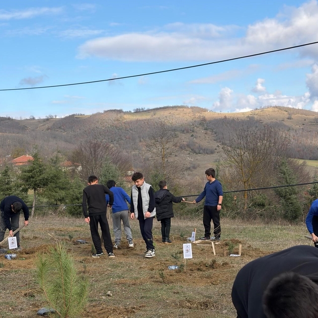 Kavak'ta doğa için fidan, eğitim için kitap desteği