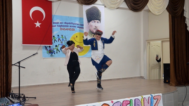 Gelibolu'da 3 Aralık Engelliler Günü etkinliğinde öğrencilerden Aşık Veysel türküleri konseri