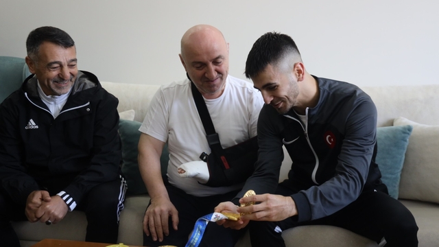 Dünya şampiyonu milli karateci Şamdan'dan Başkan Bıyık'a "madalyalı" ziyaret