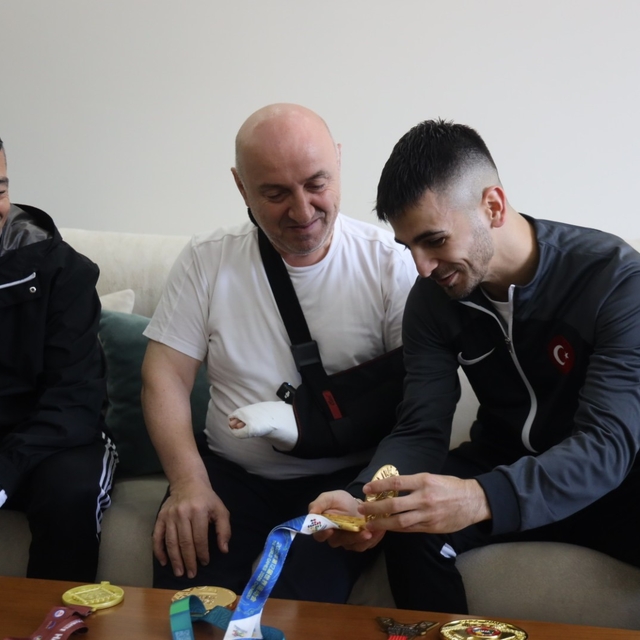 Dünya şampiyonu milli karateci Şamdan'dan Başkan Bıyık'a "madalyalı" ziyare...