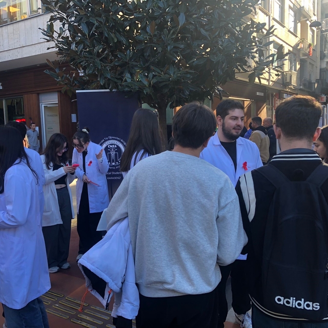 KTÜ Tıp öğrencileri AIDS'e karşı farkındalık için sahada