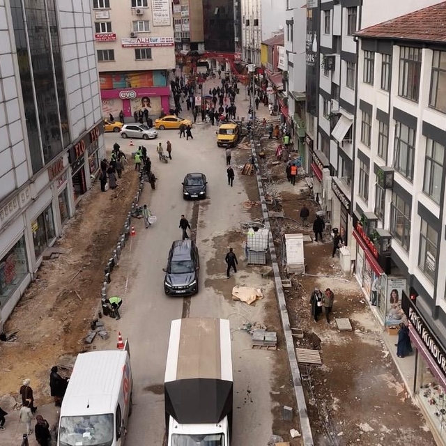 Karabük'ün en işlek caddelerinde yenileme çalışmaları sürüyor