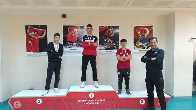 Pazarlar Spor Lisesi güreşte 3 madalya kazandı