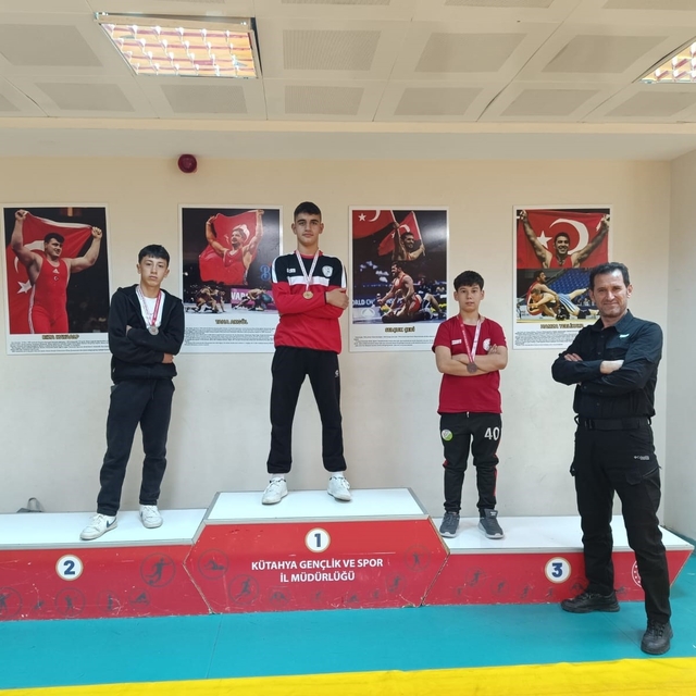 Pazarlar Spor Lisesi güreşte 3 madalya kazandı