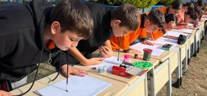 Öğrenciler empati yaparak ellerini kullanmadan resim yaptı