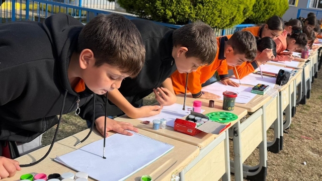 Öğrenciler empati yaparak ellerini kullanmadan resim yaptı