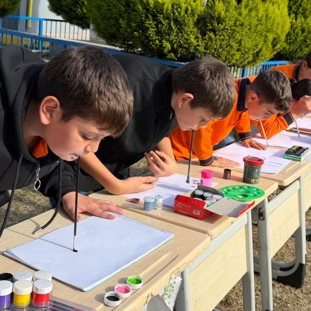 Öğrenciler empati yaparak ellerini kullanmadan resim yaptı