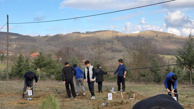 Kavak'ta doğa için fidan, eğitim için kitap desteği