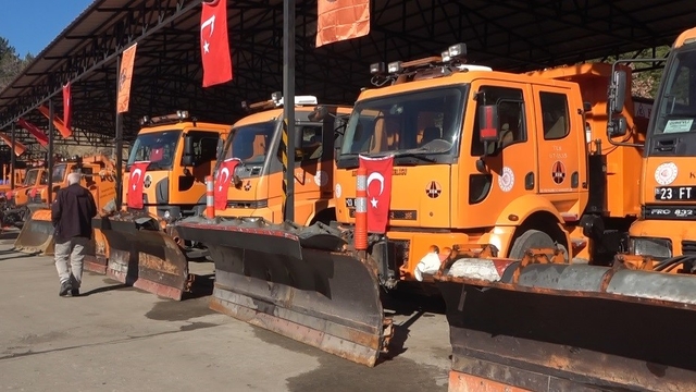 Tunceli 200 araç ve 842 arama kurtarma personeliyle kışa hazır
Kış hazırlıkları kapsamında kentte diyaliz, doğum ve düzenli tedavi gerektiren hastalar için adres bazlı takip sistemi oluşturuldu