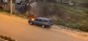 Motorundan tutuşan otomobili kovayla taşıdığı suyla söndürdü